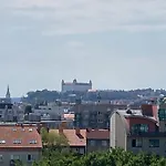 2 Izbovy Byt S Vyhladom Na Bratislavsky Hrad